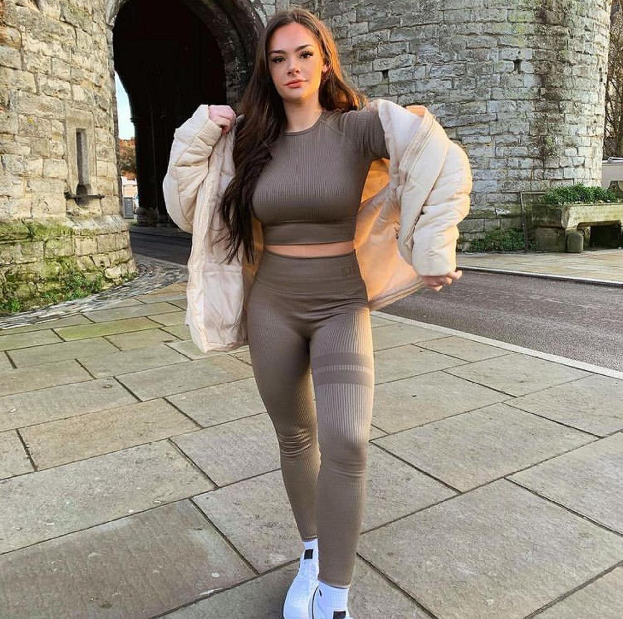 鲨鱼裤羽绒服穿法,今年最火的鲨鱼裤穿搭图片