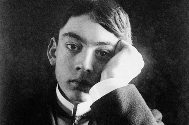 纪伯伦《先知》：爱不是占有，也不是被占有，爱只能在爱中满足