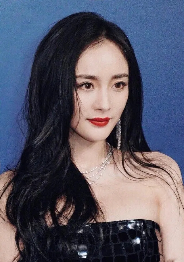 不烫不染圆脸女生适合的发型,圆脸适合黑长直还是适合自然刘海