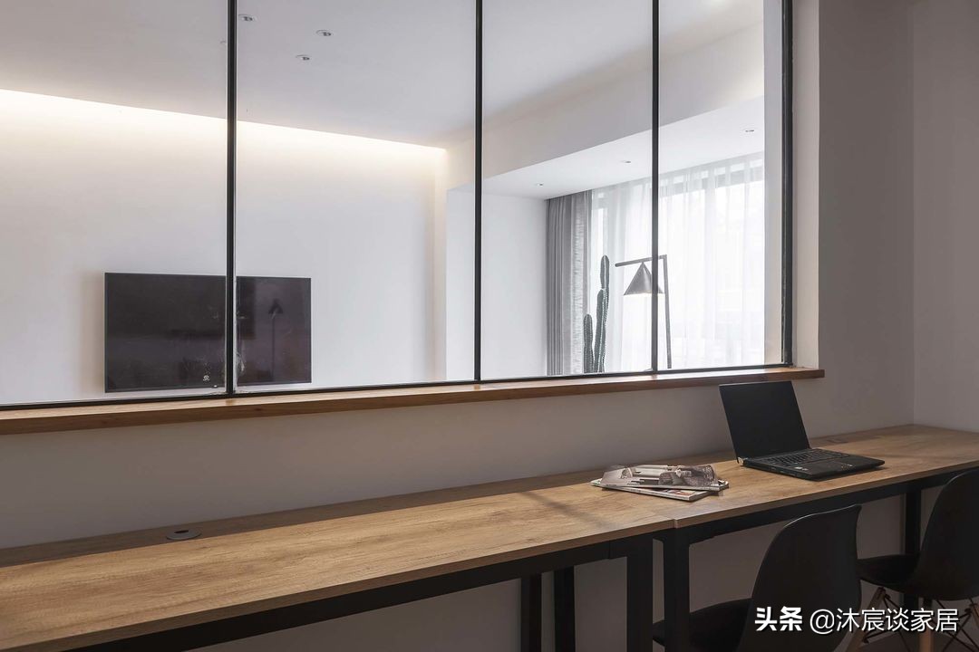 她在沙发后面“掏洞”造窗，完工后发现太明智了，全屋温暖又自然