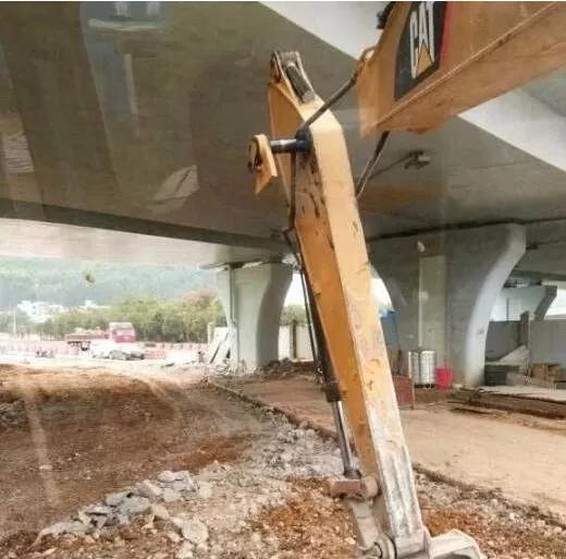 老板买卡特彼勒320挖掘机,老板买卡特新款挖掘机