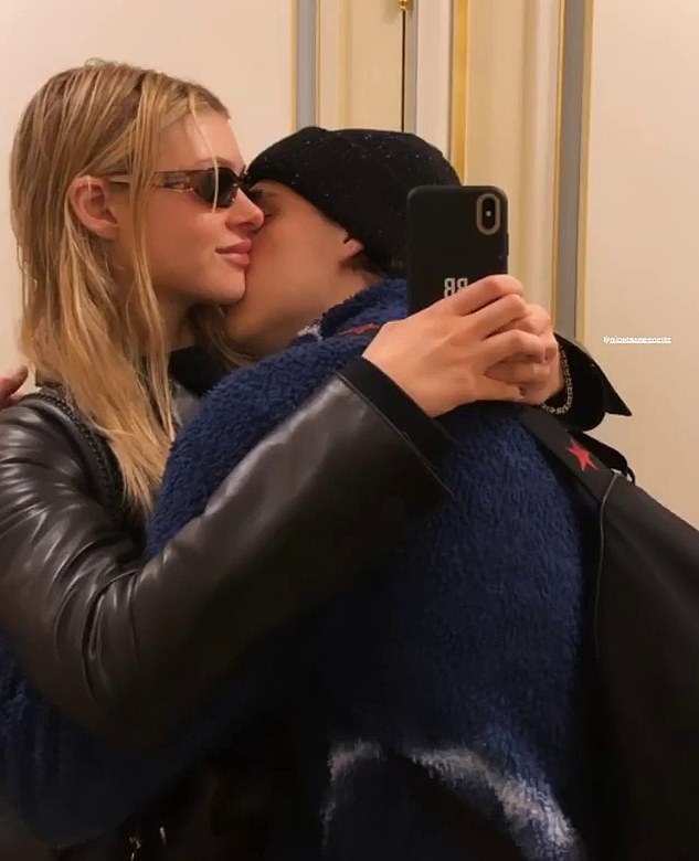 贝克汉姆二儿子秀恩爱,贝克汉姆维多利亚接吻视频