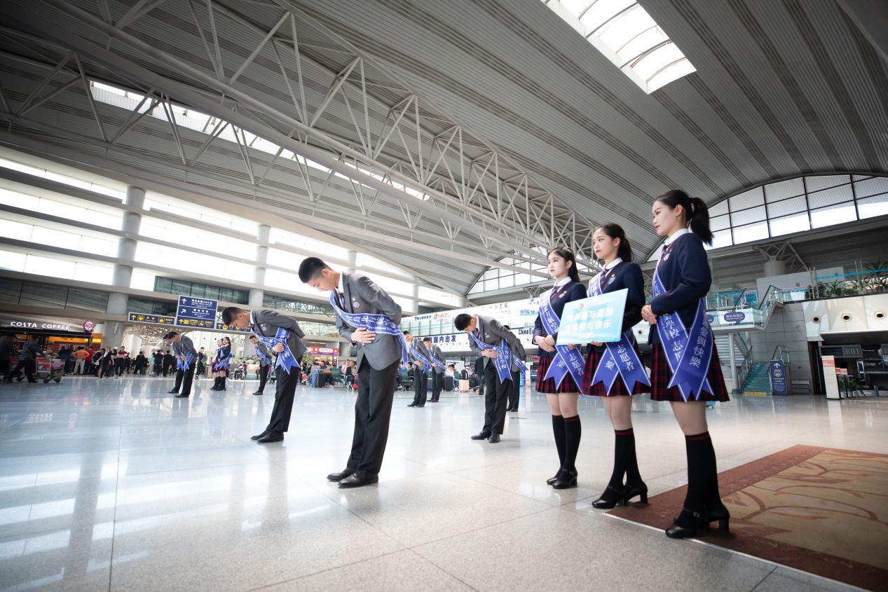 机场空少空姐快闪小苹果,中国空少空姐进机场震撼场面