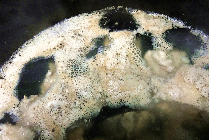 煮肉时白色浮沫是否要撇掉,肉焯水上面漂浮的沫子是什么