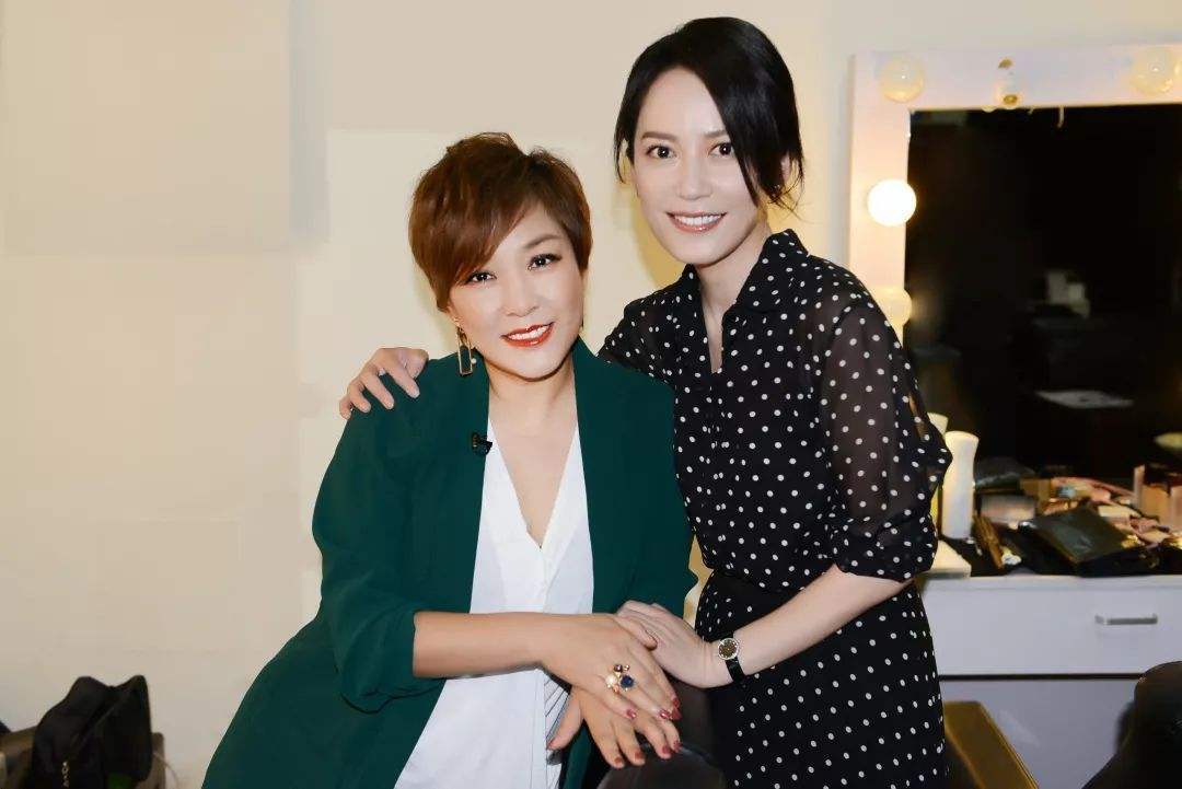 在家防疫也出问题？主持人李静误服医用酒精，立即发文叮嘱粉丝