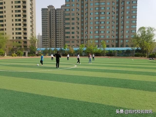 走向操场,“趣”跑步,“趣”踢球——尖草坪区恒大名都小学