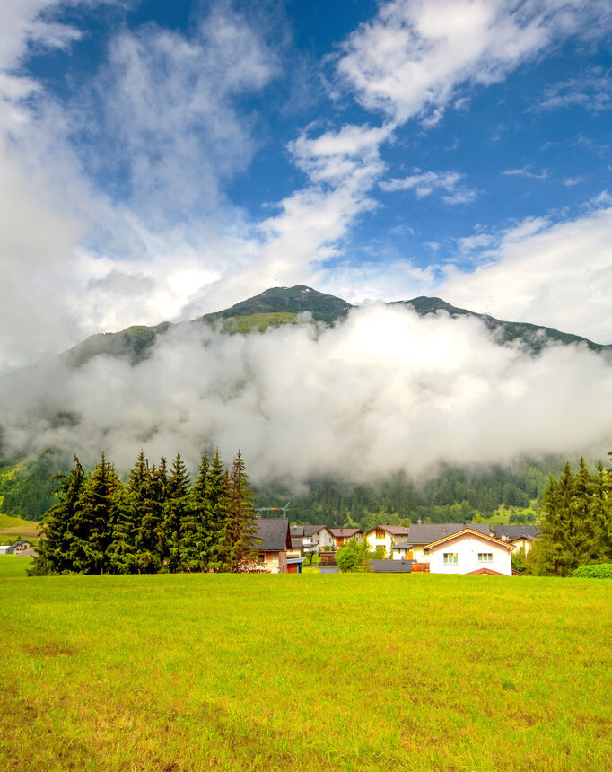 遥羡书窗下，千峰出翠微。读古诗词，品味古人山居之悠然