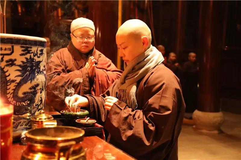 李李原型剃度出家又还俗,最近寺庙剃度出家全过程