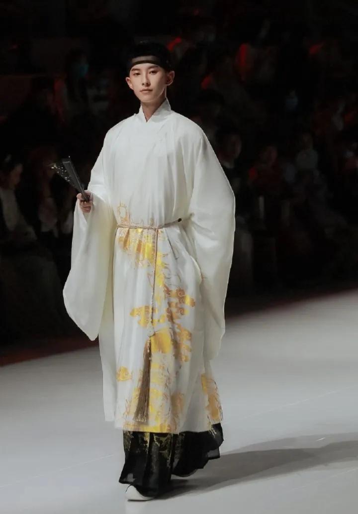 古驰推出售价1.49万元人民币一条的男士连衣裙，你得看看