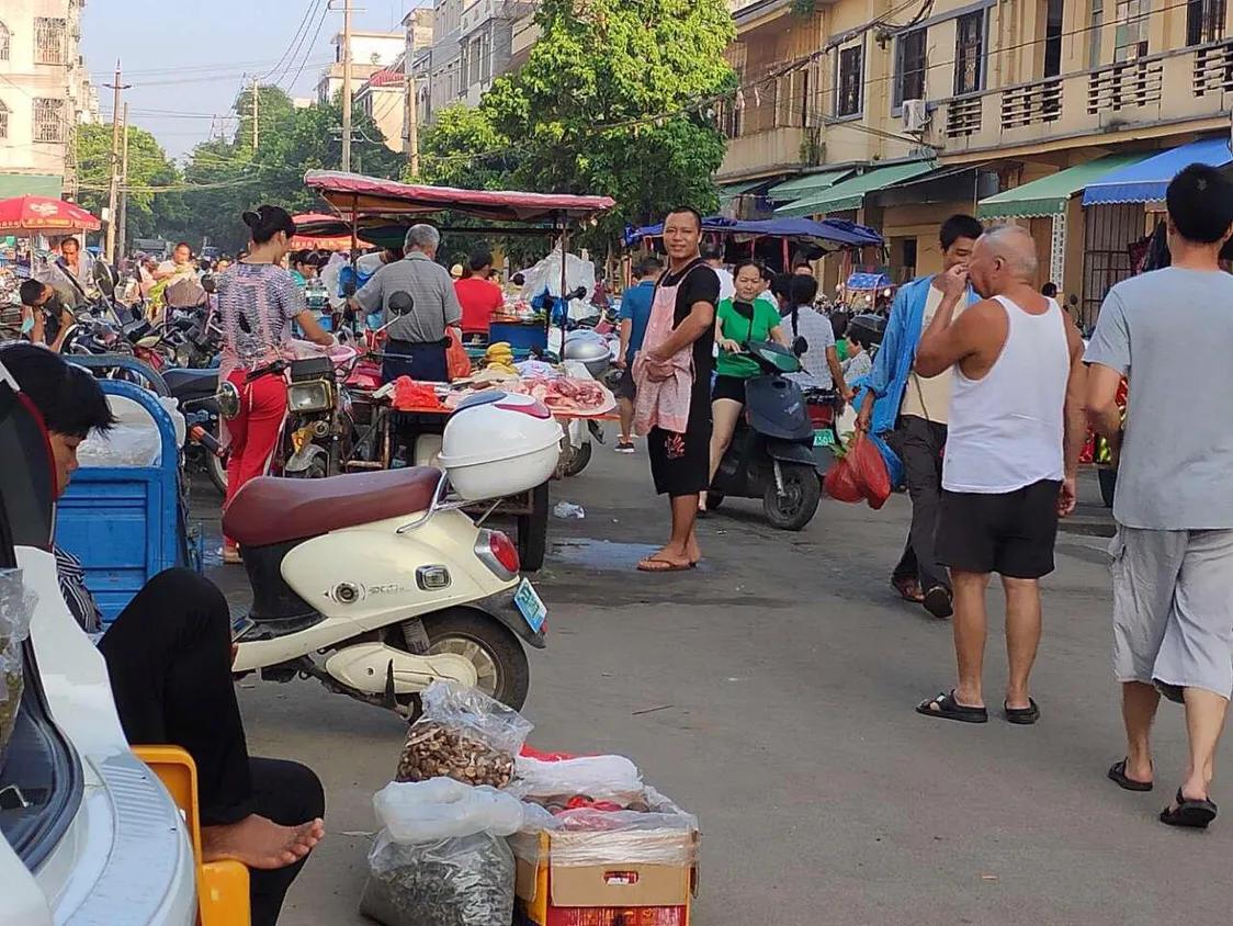 中秋节的福成街头，马路上挤满人的氛围才叫过节！