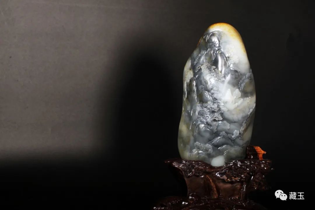 新疆和田玉籽料三色玉龙题材吊坠,和田玉籽料三色青花籽料多少钱