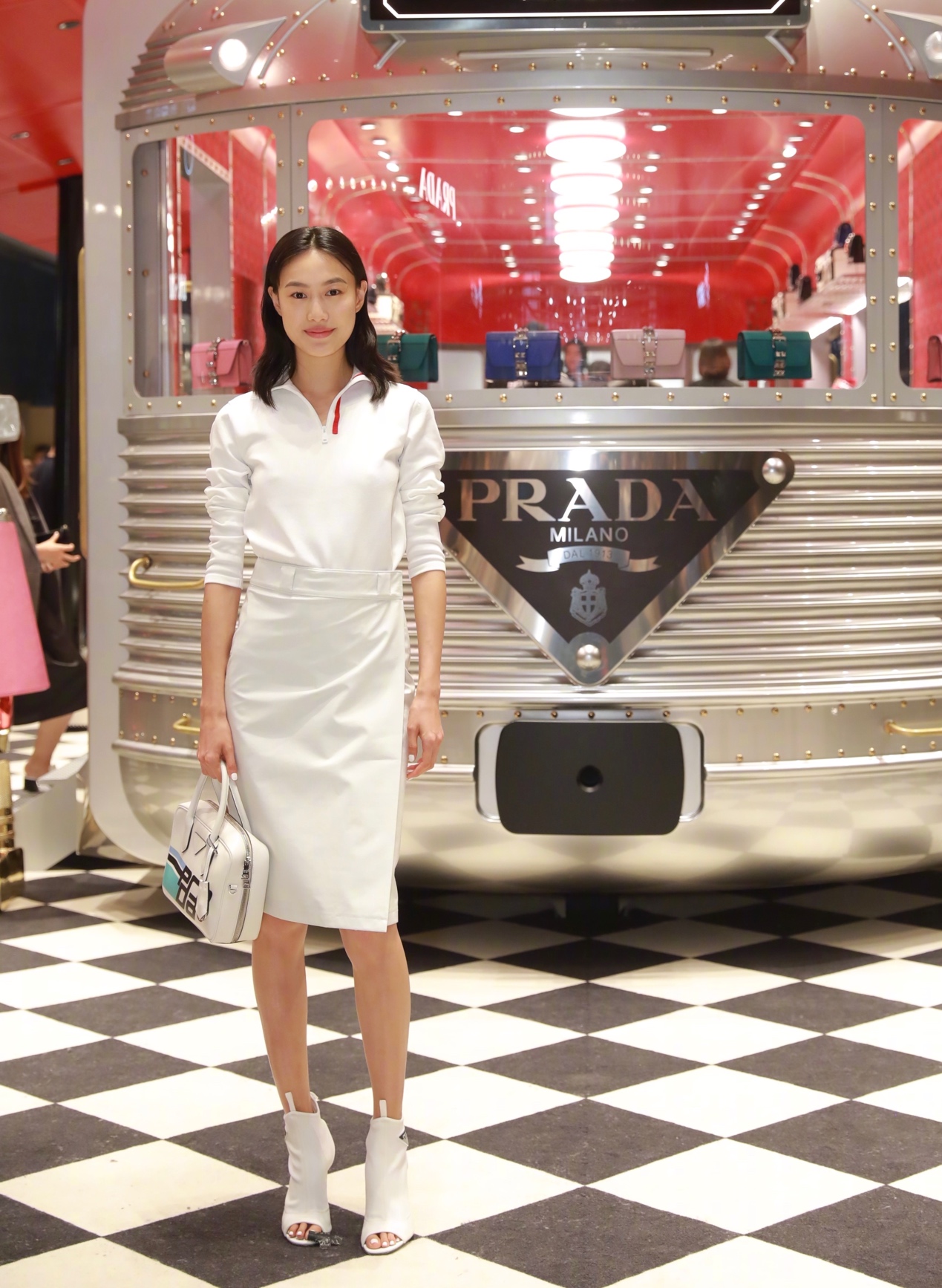 陈冠希老婆自带富贵相，穿渔网衣外搭条纹套装，腿上亮丝太抢镜