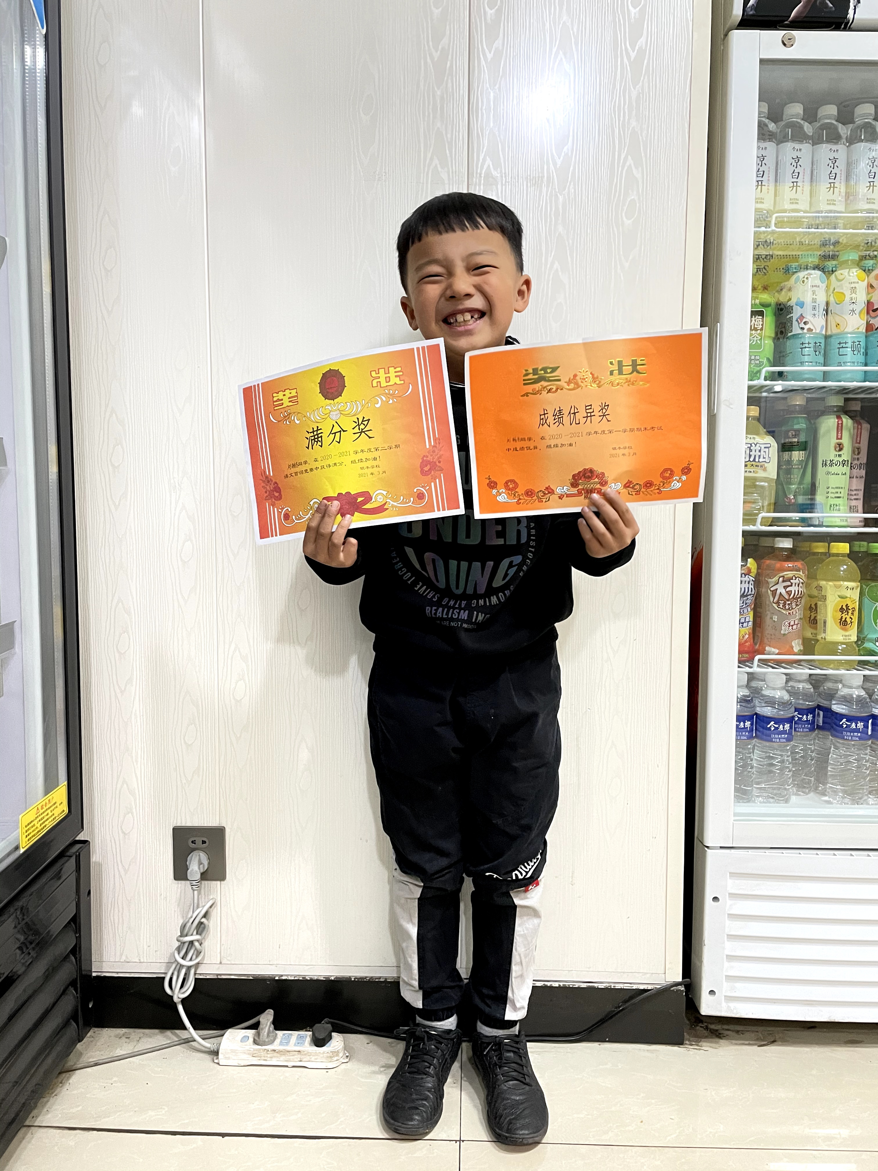 9岁男孩*鸡做**蛋灌饼走红网络！单手打蛋手法娴！周末给父母帮忙！很多“吃货”慕名而来……