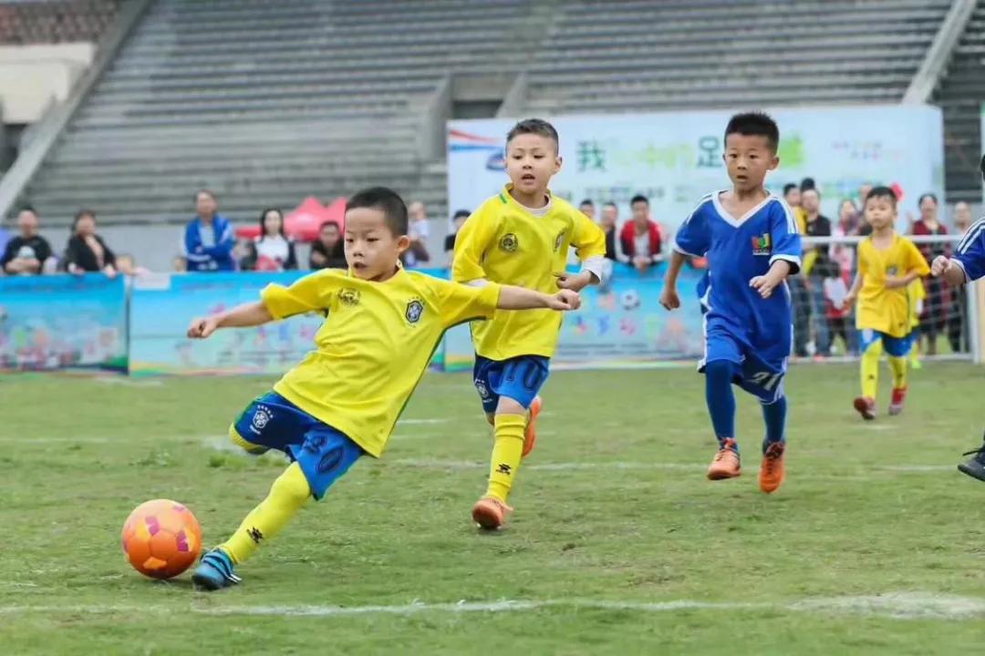 幼儿足球基本功训练展示,幼儿足球3-6岁知识