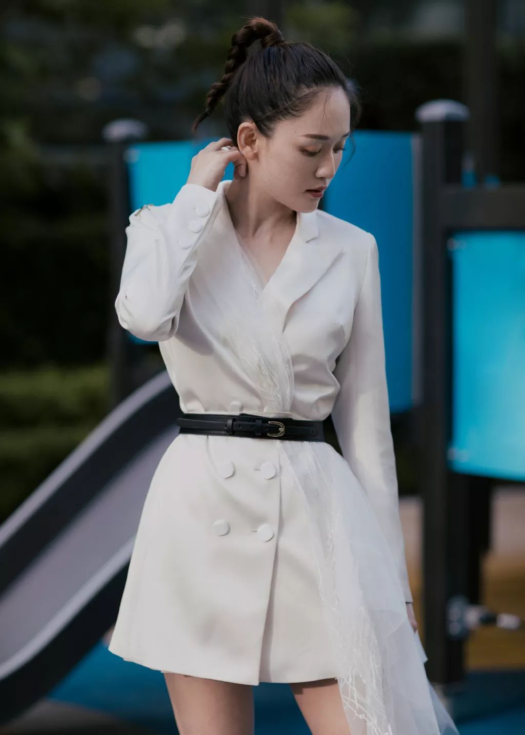 陈乔恩穿蓝色毛衣抹胸裙,41岁陈乔恩穿白色裙