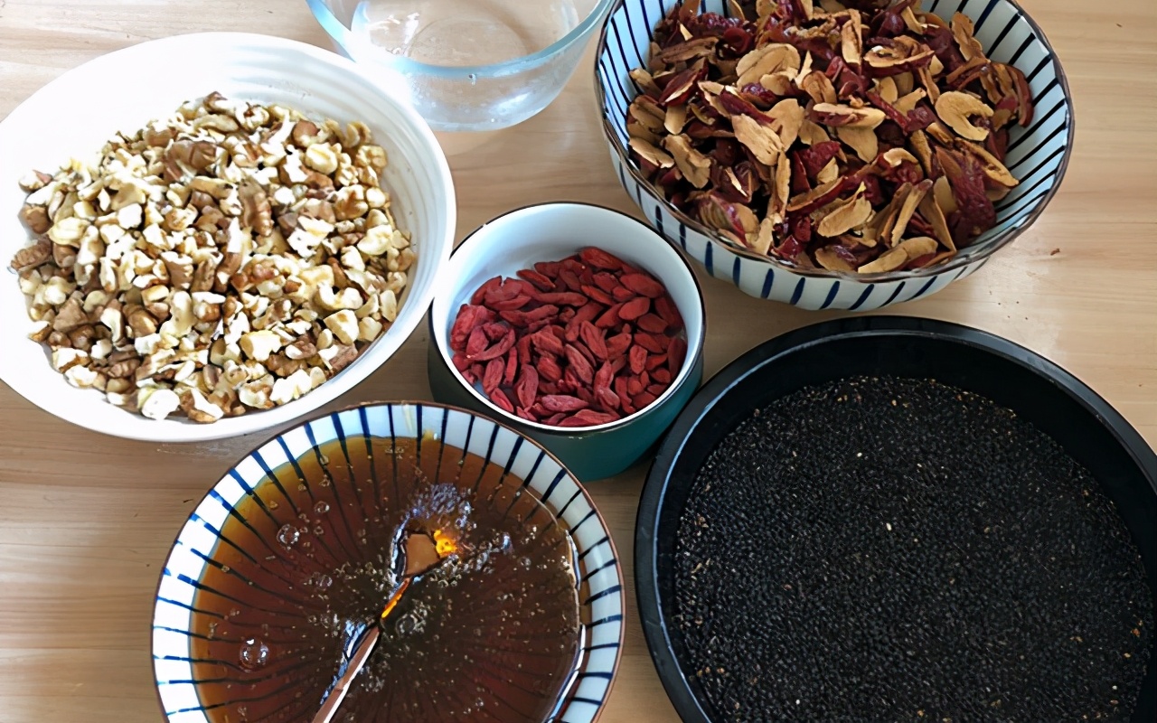 纯手工芝麻核桃糕红枣枸杞糕,红枣核桃枸杞玫瑰花黑芝麻糕功效