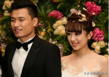 中国男足太太团完整版,中国男足出征带太太团