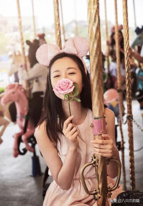 江一燕穿复古碎花裙演绎古典韵味,江一燕短裙子的照片