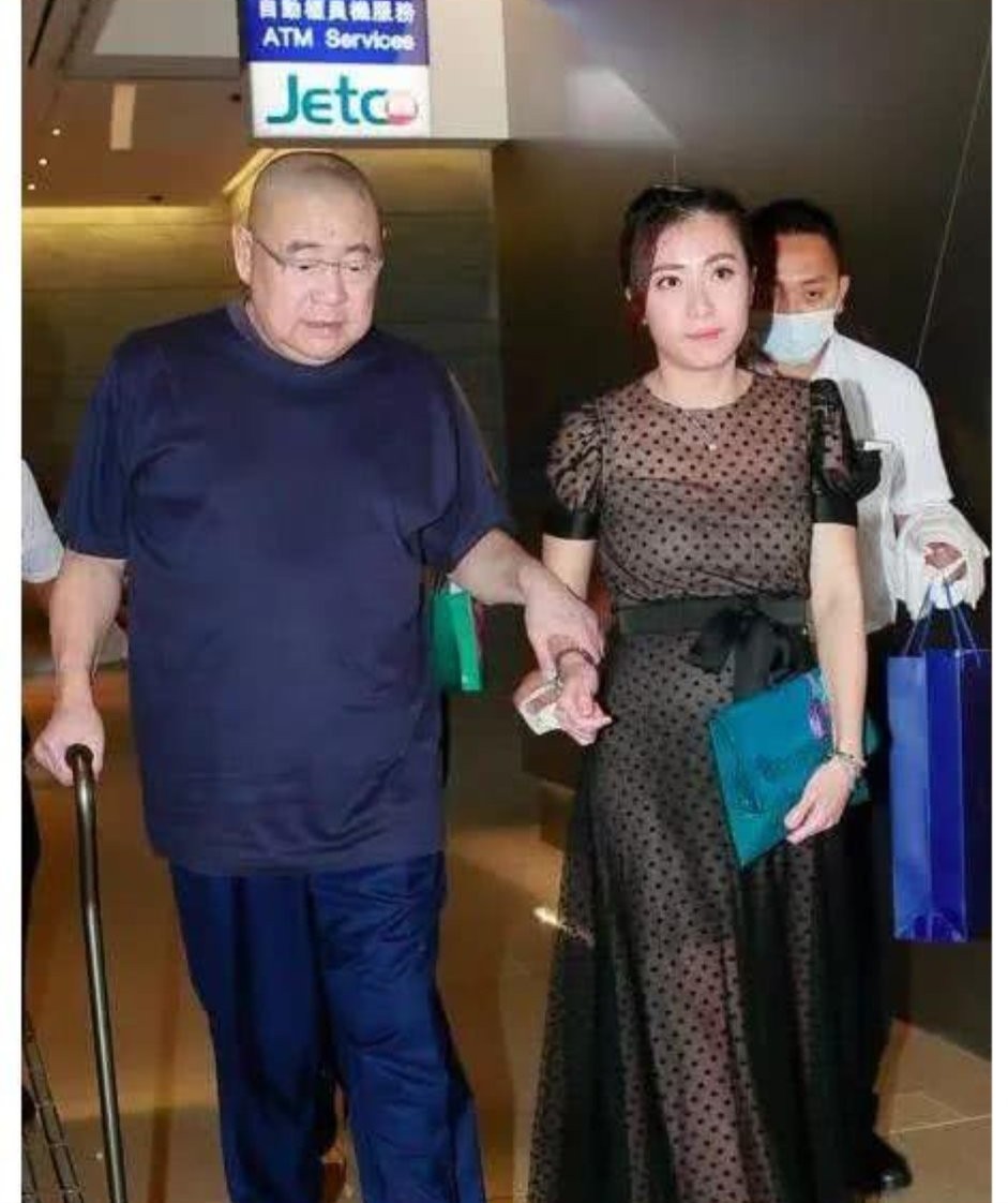 香江传奇：黑皮凸嘴小娱记如何逆袭仪态端庄女首富？