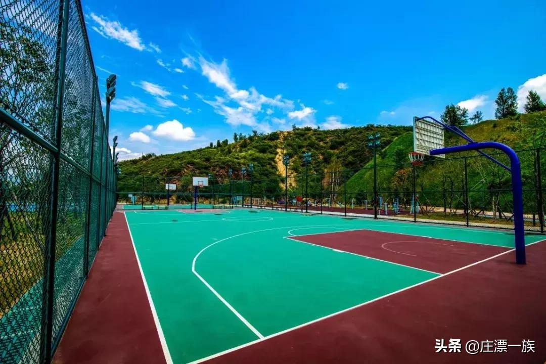 山顶真实足球场,足球场的高颜值图片