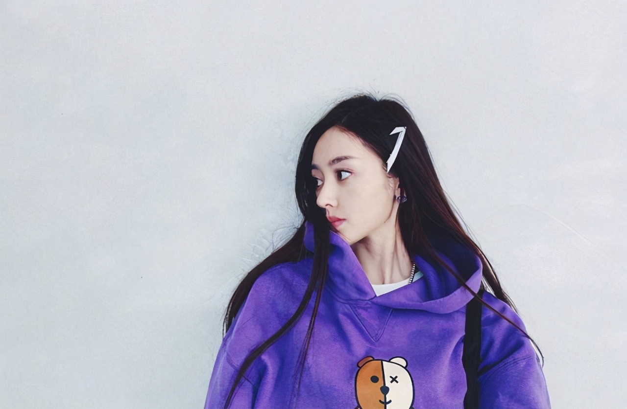 张天爱灰色卫衣,张天爱卫衣牛仔裤