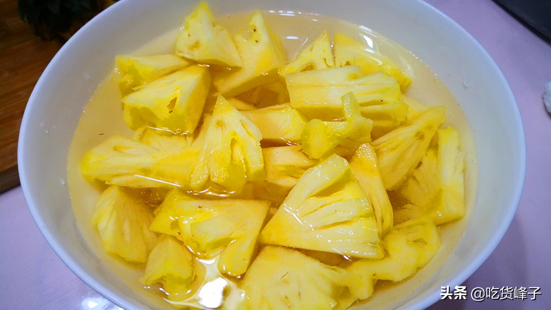 水果店菠萝怎么削皮又快又方便,水果店菠萝怎么切好看又快