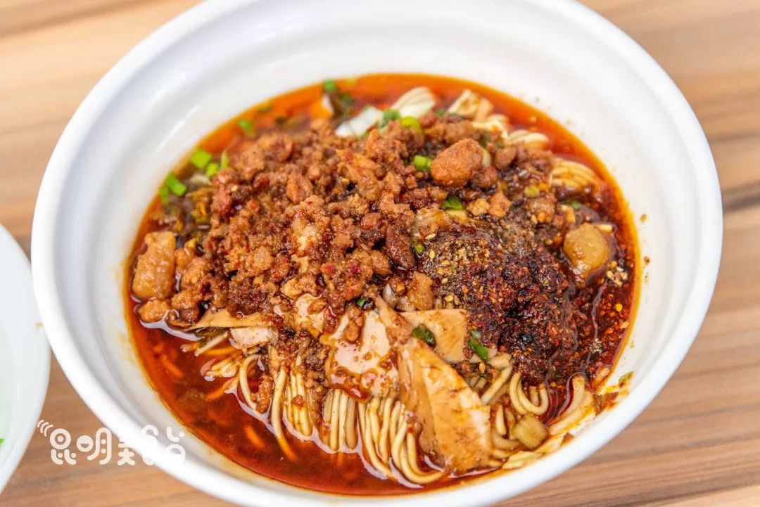 昆明330天都在排队的卤面馆，不收钱收饭票，只卖到下午2点