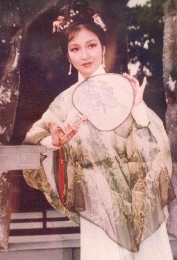 黄杏秀：曾是TVB第一侠女，下嫁陈百祥后，过得怎么样？