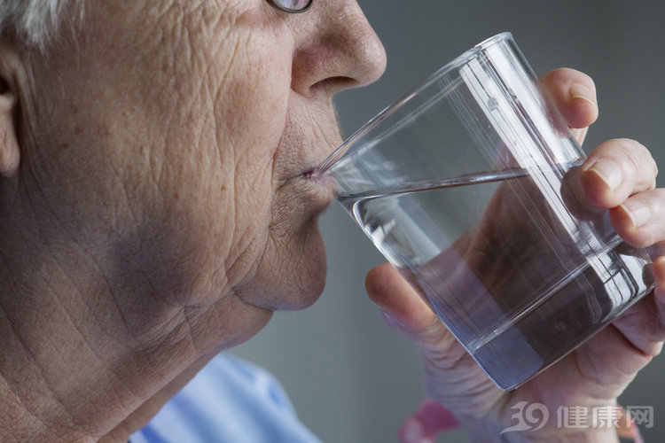 更年期停经两年了突然又见红,更年期停经5个月又有红色分泌物