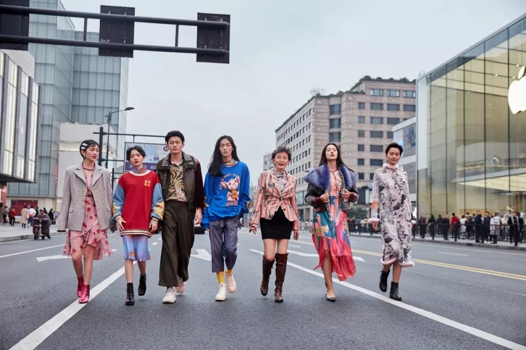 湖滨银泰in77每日客流量,杭州湖滨银泰in77销售额