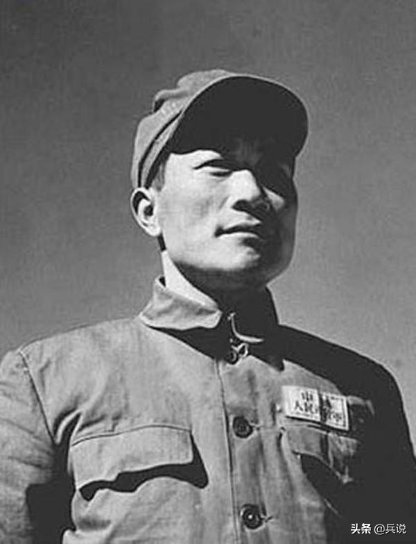 两名士兵以少胜多，歼100名叛军！张国华特意接见