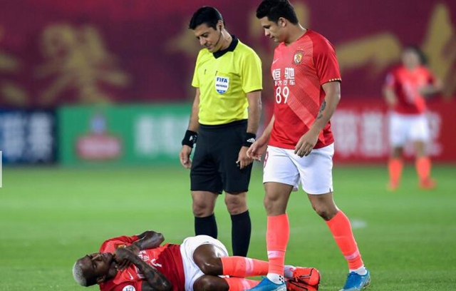 就差那么一点儿！塔利斯卡世界波击中门框，双腿跪地、抱头懊悔