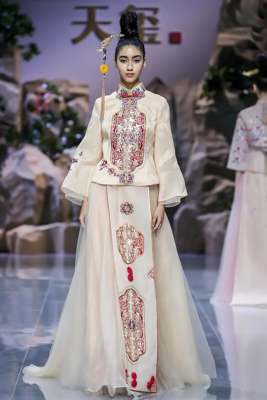 一眼看尽中式婚服,只羡鸳鸯不羡仙结缘