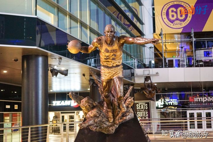 斯台普斯球馆雕像,斯台普斯中心门前的雕像