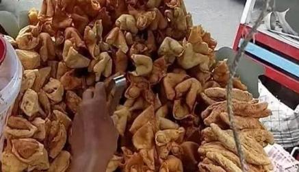 小伙街头卖小吃10元1个日卖400个,6旬大妈摆摊卖小吃一天卖300份