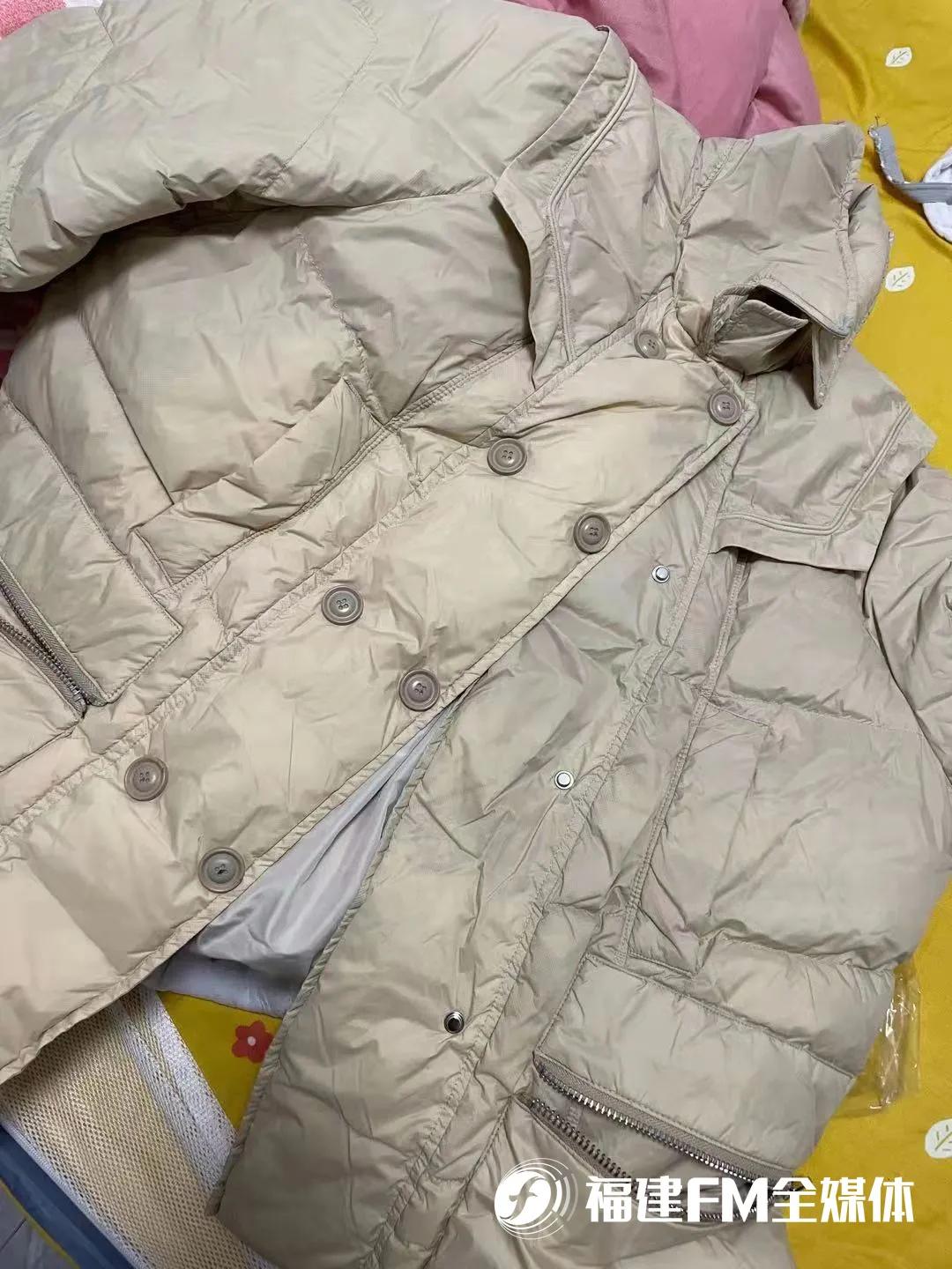 白色羽绒服被染色的最佳处理方法,羽绒服染色了干洗店可洗掉吗