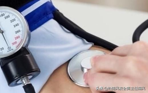 有哪些症状的人容易得高尿酸血症,尿酸高的人身上会有四种迹象