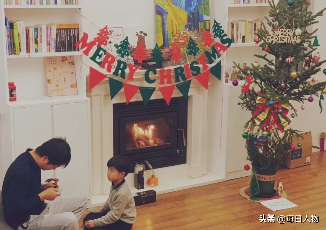 妻子发工资让丈夫全职带娃,月薪两万仍不够花,全职爸爸容易吗?