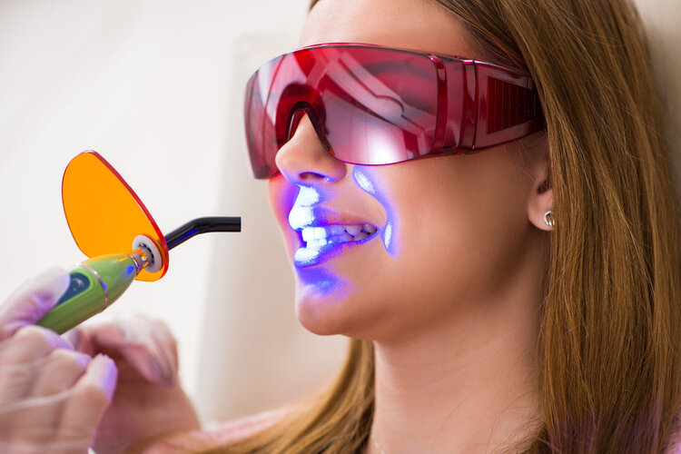 为什么种植一颗牙比一口假牙还贵,为什么假牙种牙这么贵