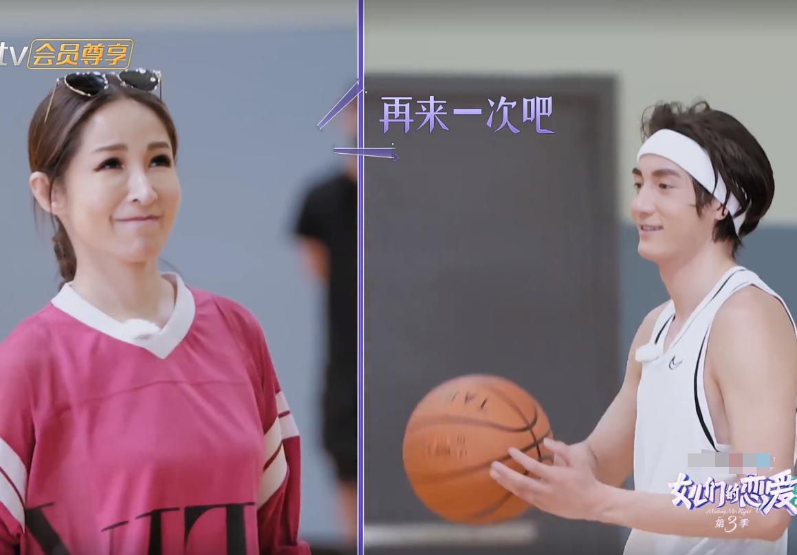 黄皓投篮砸到萧亚轩肚子，女神生气，小男友双手捂头像犯错小朋友