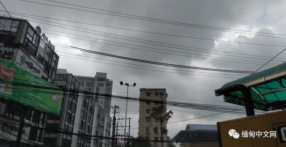 仰光雷雨，积水没过大腿，不少车子在水中“游”