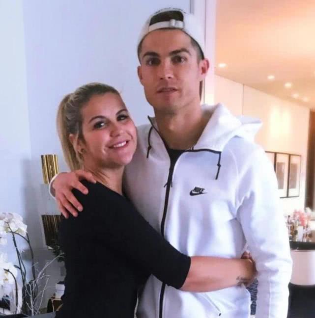 c罗搬球门,c罗与迷你罗在球场踢球热爆球迷