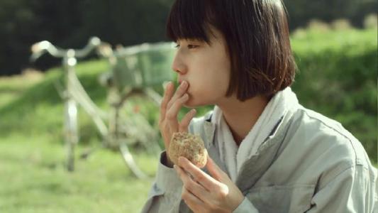 森淳一的《小森林》：披着美食的外衣，去沉淀自我和拥抱生活