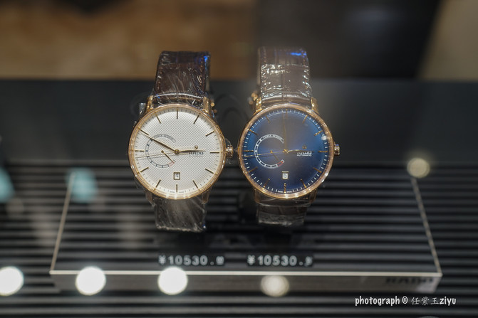 一群年轻人到三亚，摆pose，拍照