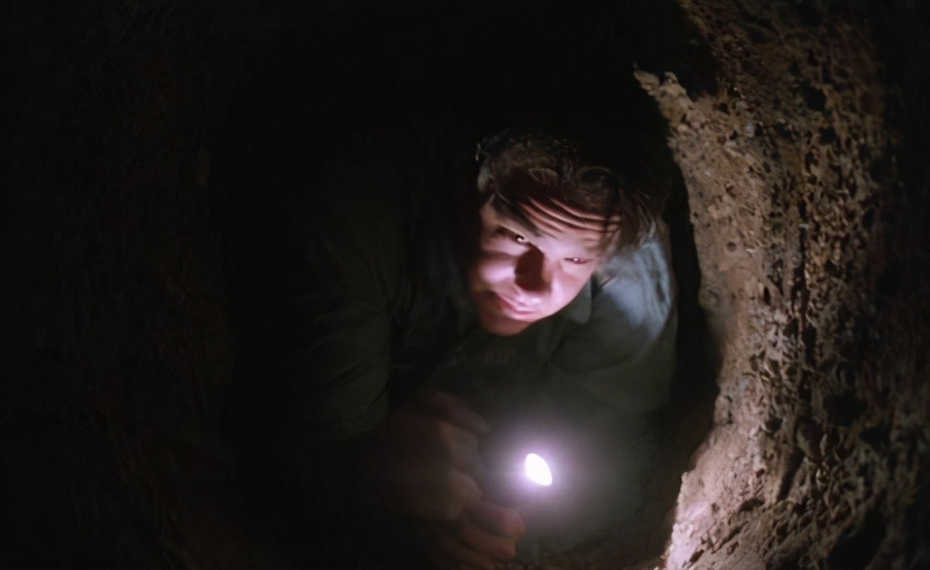 历时27年,他凭借2把小石锤、4张美女海报,逃离肖申克监狱