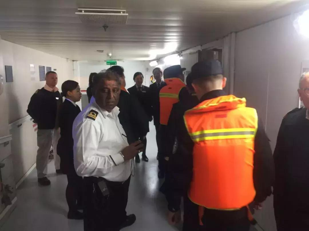 某货轮在航行途中不慎发生触礁,一船航行突发事件