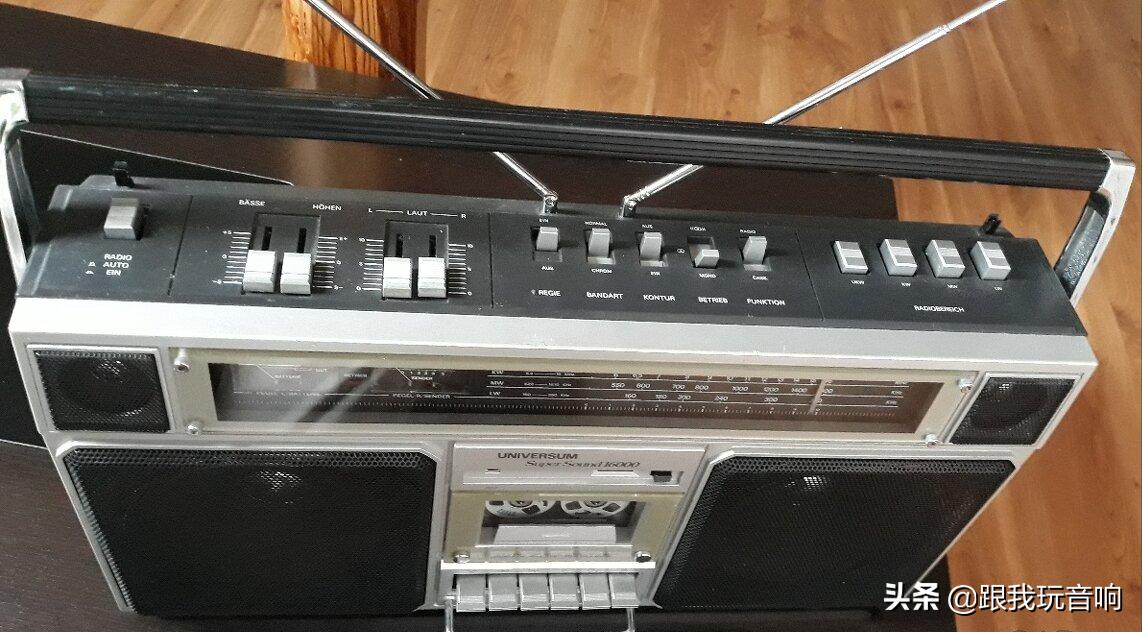 这是一款德国进口UniversumCTR2605便携式音响收音机录音机