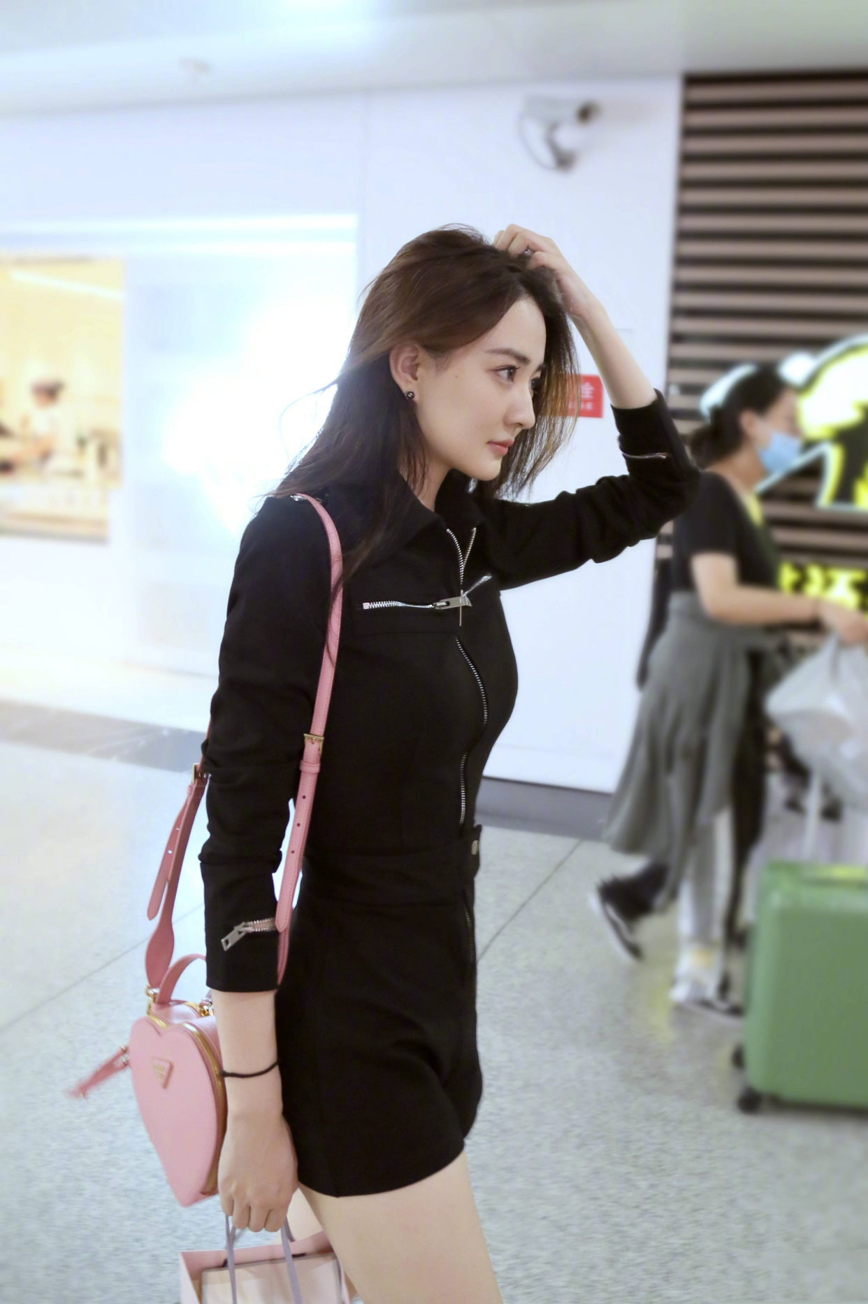 徐璐戴的戒指项链是什么牌子的,徐璐佩戴什么样的耳饰