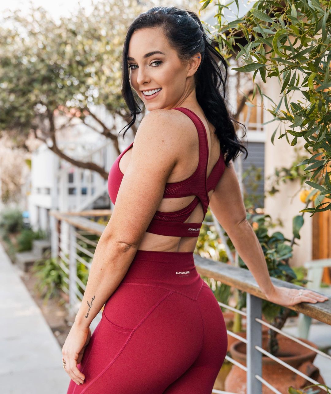 马甲线,前凸后翘,7岁接触健身,大学毕业后获得多次比基尼冠军