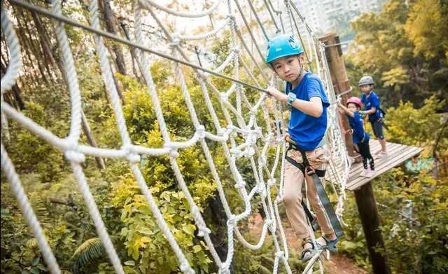 足球小镇建业网红桥,建业足球小镇攀岩